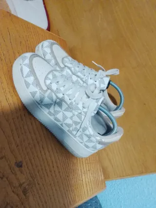 Zapatillas elegantes beige y blancas