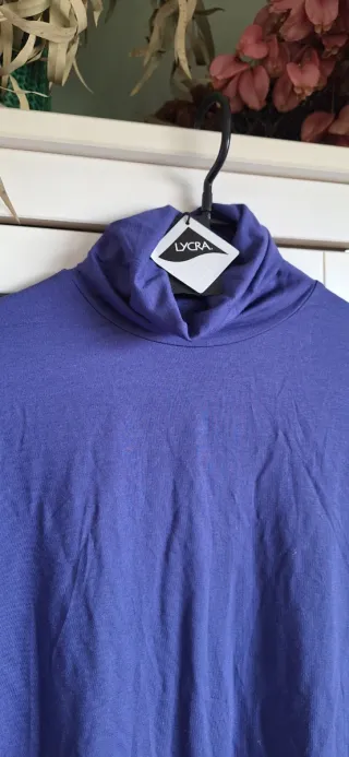 Camiseta cuello alto morada talla S