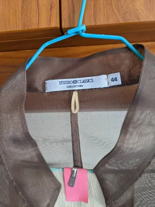 Vestido de fiesta beige, con chaqueta marrón