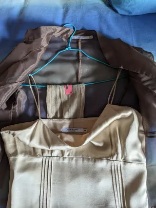 Vestido de fiesta beige, con chaqueta marrón