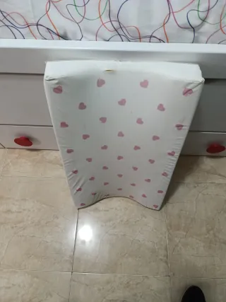 Cambiador bebé con corazones rosas