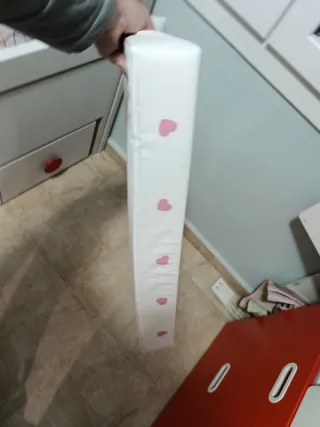 Cambiador bebé con corazones rosas