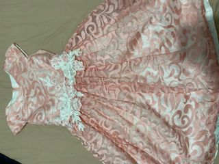 Vestido rosa con encaje blanco