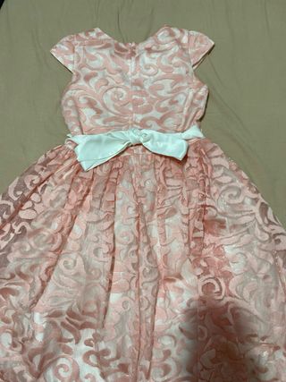 Vestido rosa con encaje blanco