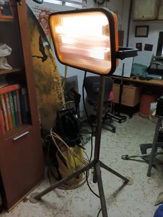 Foco industrial con trípode