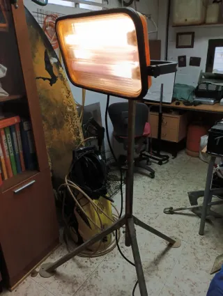 Foco industrial con trípode