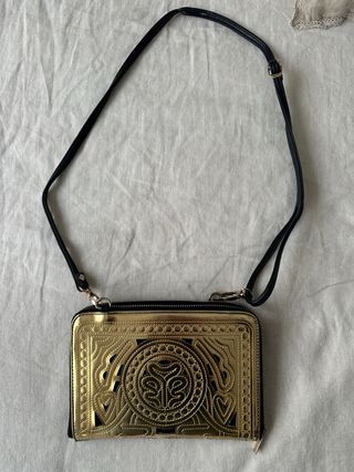 Clutch Dorado con Diseño Labrado