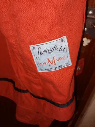 Chaqueta roja con cremallera