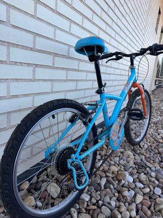 Bicicleta infantil Btwin azul y naranja