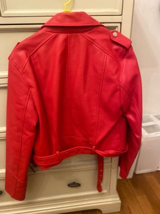 Cazadora efecto piel Pull&Bear roja