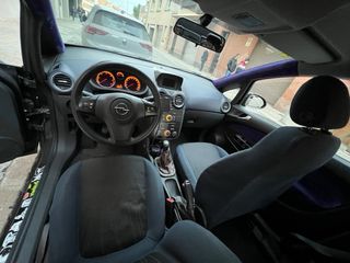 Coche en buen estado, recién pintado