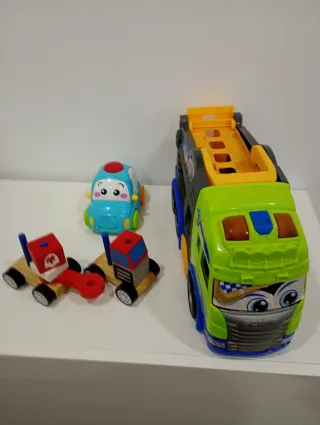 Camión transportador de coches de juguete