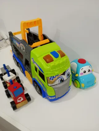 Camión transportador de coches de juguete