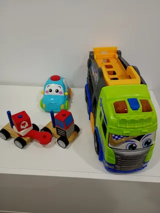 Camión transportador de coches de juguete