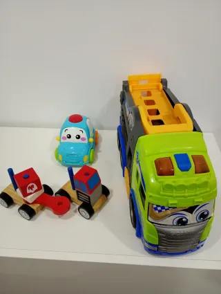 Camión transportador de coches de juguete
