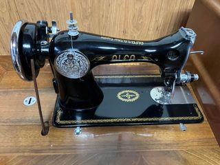 Máquina de coser Alfa vintage negra