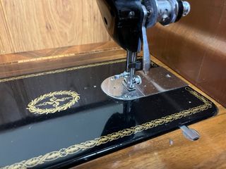 Máquina de coser Alfa vintage negra