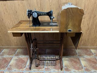 Máquina de coser Alfa vintage negra