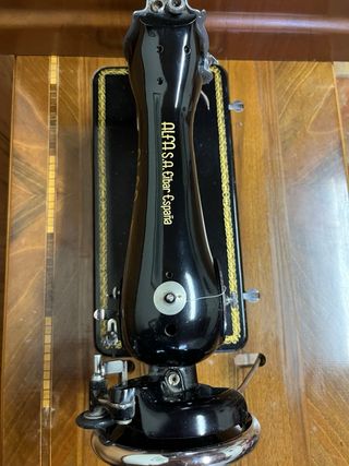 Máquina de coser Alfa vintage negra