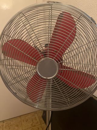 Ventilador de pie rojo