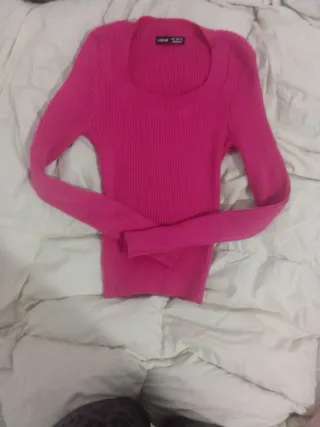 Ropa de punto rosa y morada