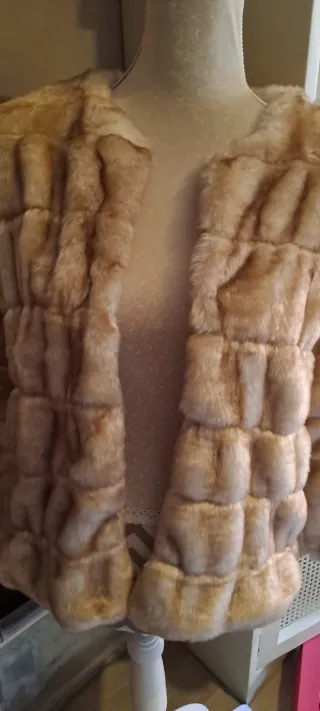 Abrigo Zara pelo sintético