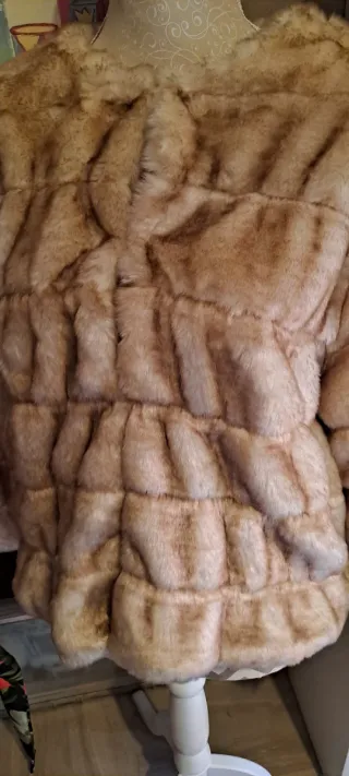 Abrigo Zara pelo sintético