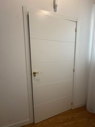Puerta blanca con manivela dorada