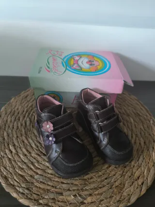 Botas bebé niña flores marrones