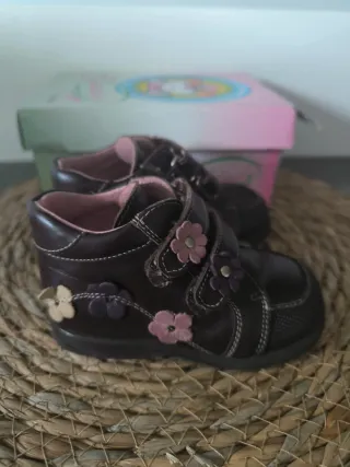 Botas bebé niña flores marrones