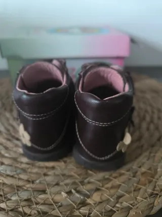 Botas bebé niña flores marrones