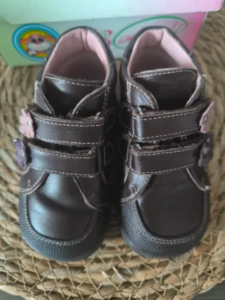 Botas bebé niña flores marrones