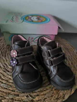 Botas bebé niña flores marrones