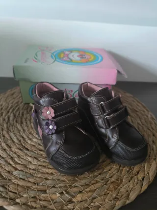 Botas bebé niña flores marrones