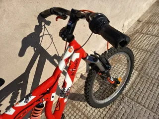 Bicicleta Infantil 20'' Rossa con Sospensioni
