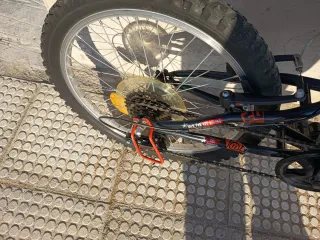 Bicicleta Infantil 20'' Rossa con Sospensioni