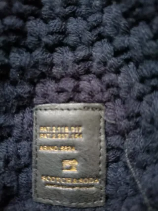 Jersey azul cuello alto tejido