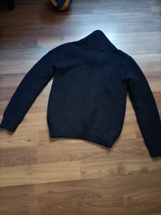 Jersey azul cuello alto tejido