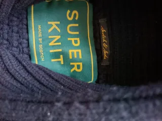 Jersey azul cuello alto tejido