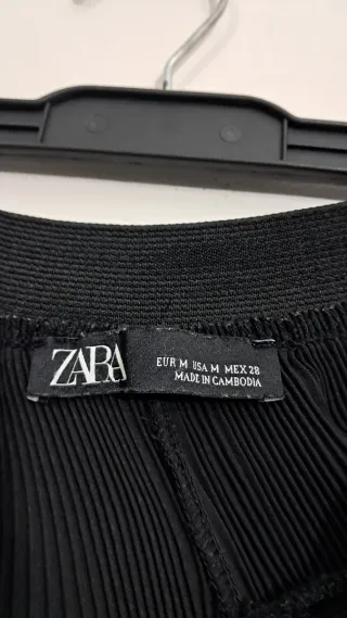 Pantalón culotte negro plisado Zara