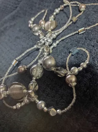 Collar largo plateado y marrón