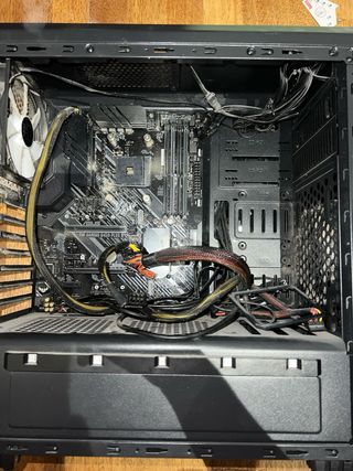 Torre + scheda madre + alimentatore + CPU + dissipatore