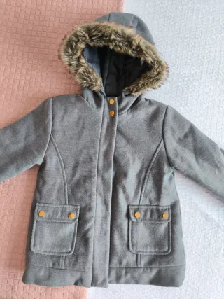 Abrigo gris con capucha y pelo 4 años
