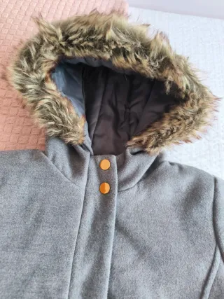 Abrigo gris con capucha y pelo 4 años