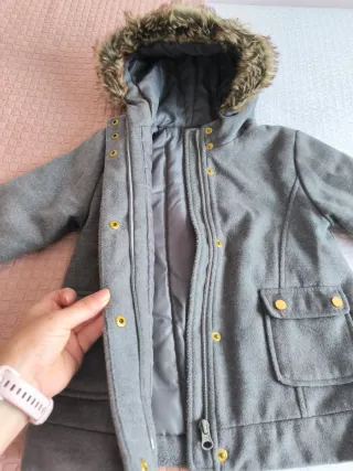 Abrigo gris con capucha y pelo 4 años
