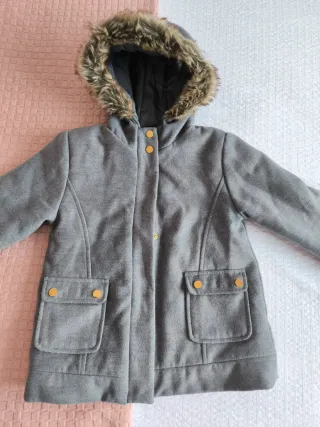 Abrigo gris con capucha y pelo 4 años