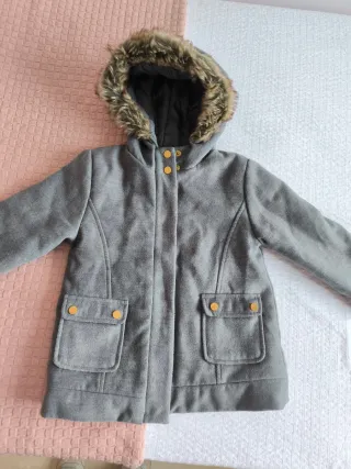 Abrigo gris con capucha y pelo 4 años