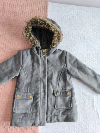 Abrigo gris con capucha y pelo 4 años