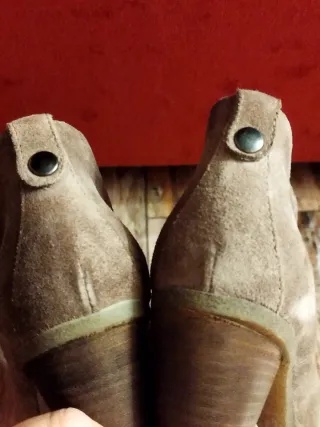 Scarpe in vera pelle scamosciata