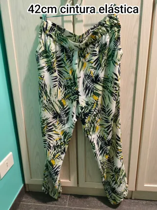 Pantalón Stradivarius estampado hojas